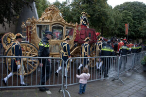 Prinsjesdag gluren naar gouden koets