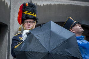 Prinsjesdag militair met paraplu