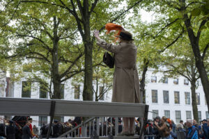Prinsjesdag zwaaien met oranje sjaal