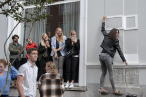 Prinsjesdag tegen de muur geplakt